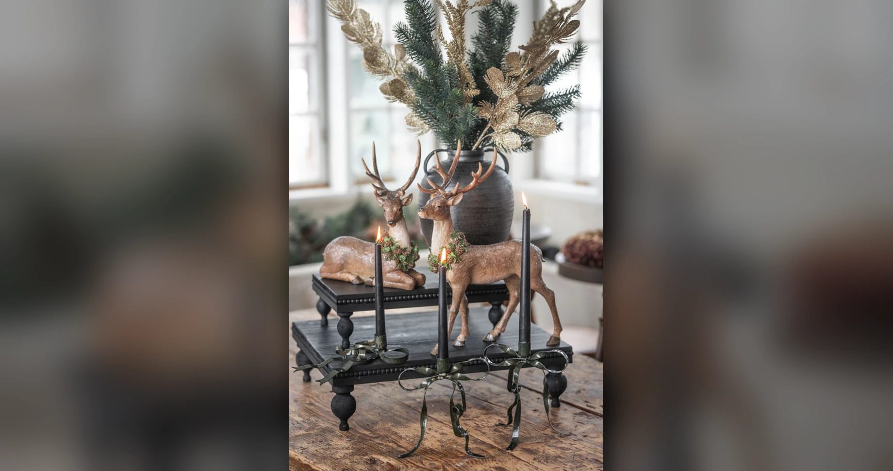 Hjorter med lys og juledekor
