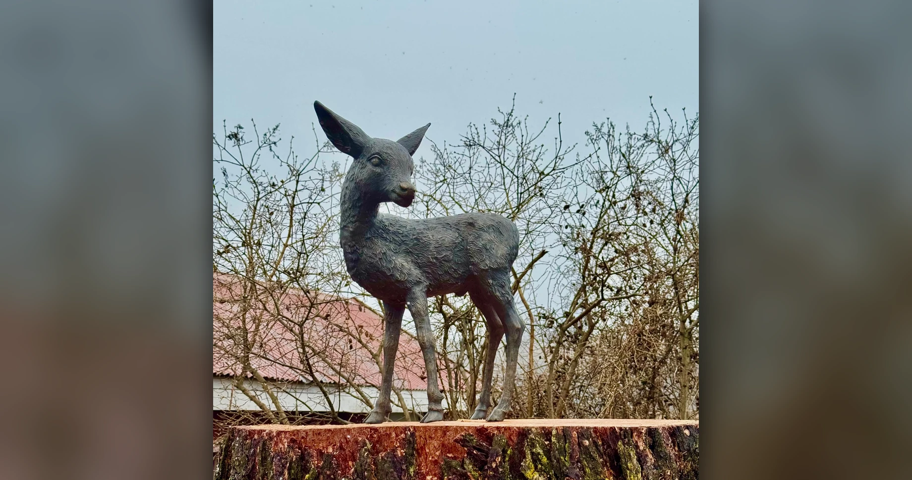 Hjortestatue i hagen